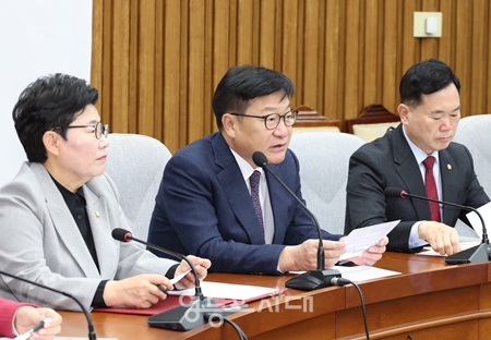 ▲정점식 국민의힘 원내대표(왼쪽에서 두 번째 )가 30일 국회에서 열린 국정감사 대책회의에서 국정감사에 임하는 일부 여당 의원들의 자세에 대해 강하게 비판하고 있다. ⓒ영등포시대