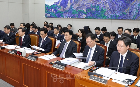 ▲10월 30일 국회에서 열린 국회 운영위원회 국정감사에 출석한 국회 관계자들이 나란히 앉아있다. ⓒ영등포시대